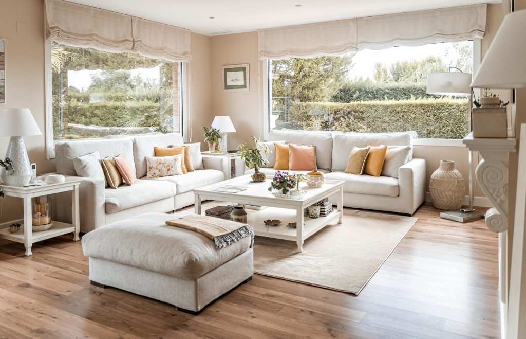 salón sofá a medida con mesa centro cuadrada