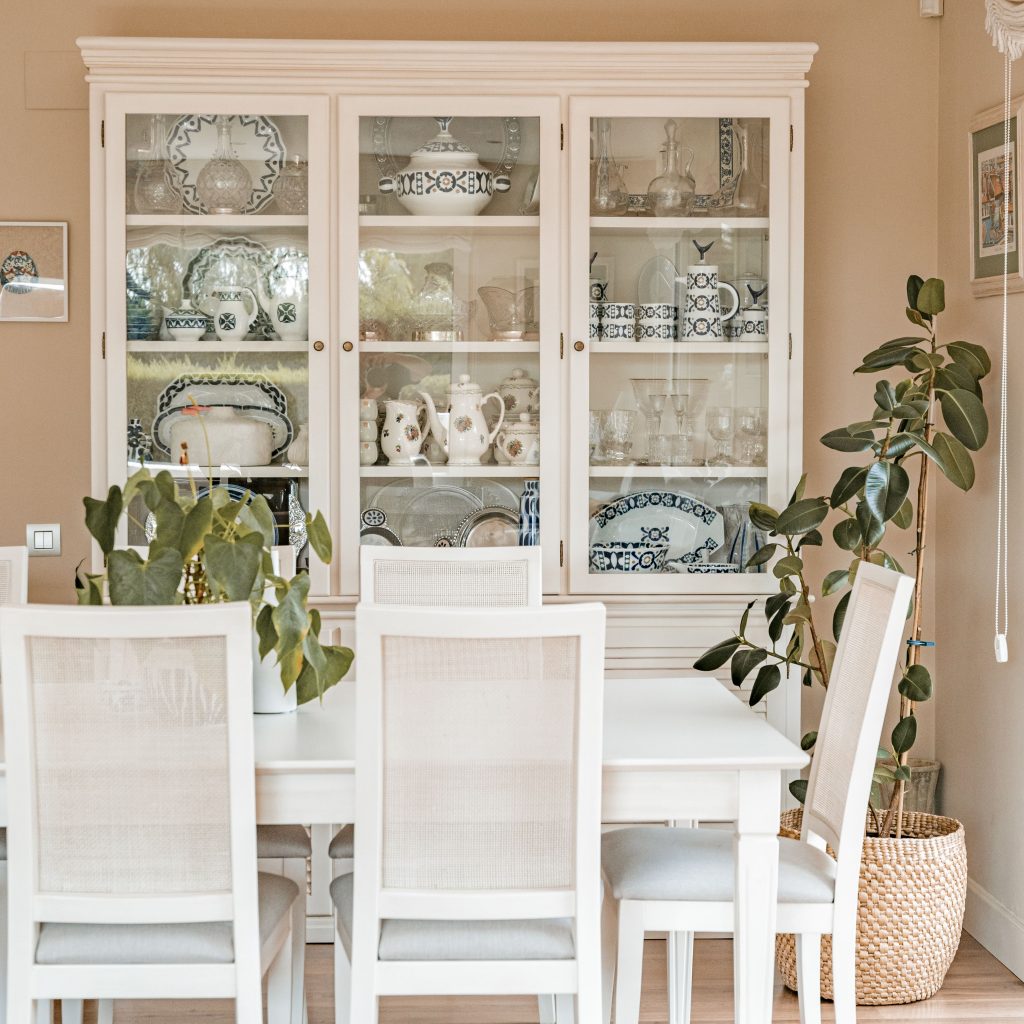 comedor provenzal con vitrina a medida