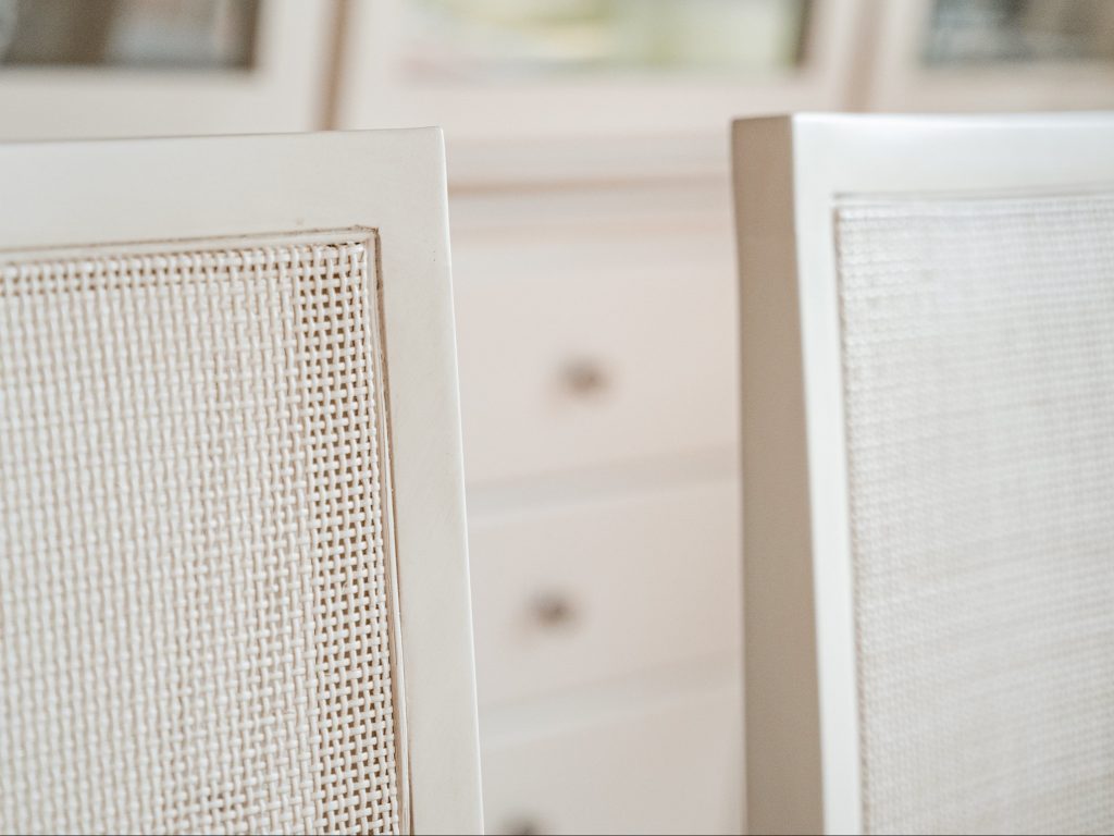 detalle respaldo rejilla sillas lacadas