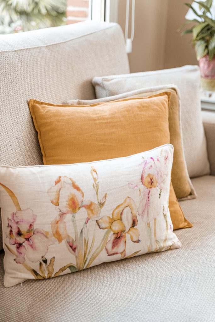 cojines decorativos en tonos mostaza